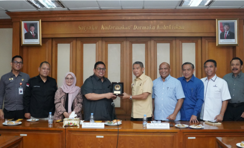 Foto bersama Bawaslu dan Kwarnas Pramuka