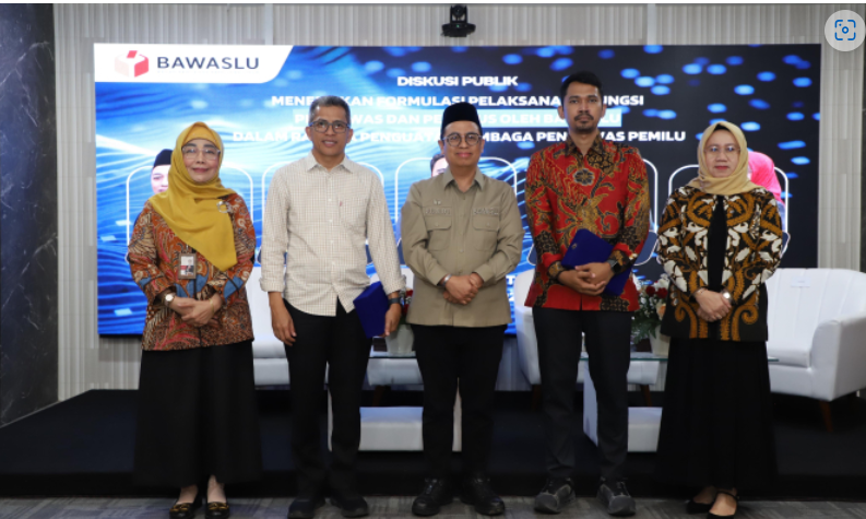 Anggota Bawaslu Fuadi foto bersama pada kegiatan FGD