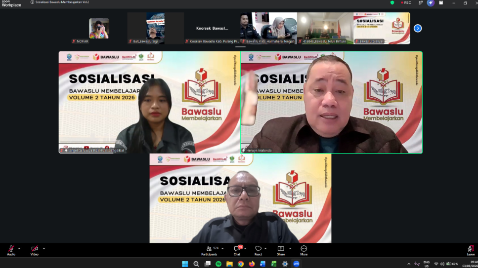 Anggota Bawaslu pada saat membuka kegiatan sosialisasi