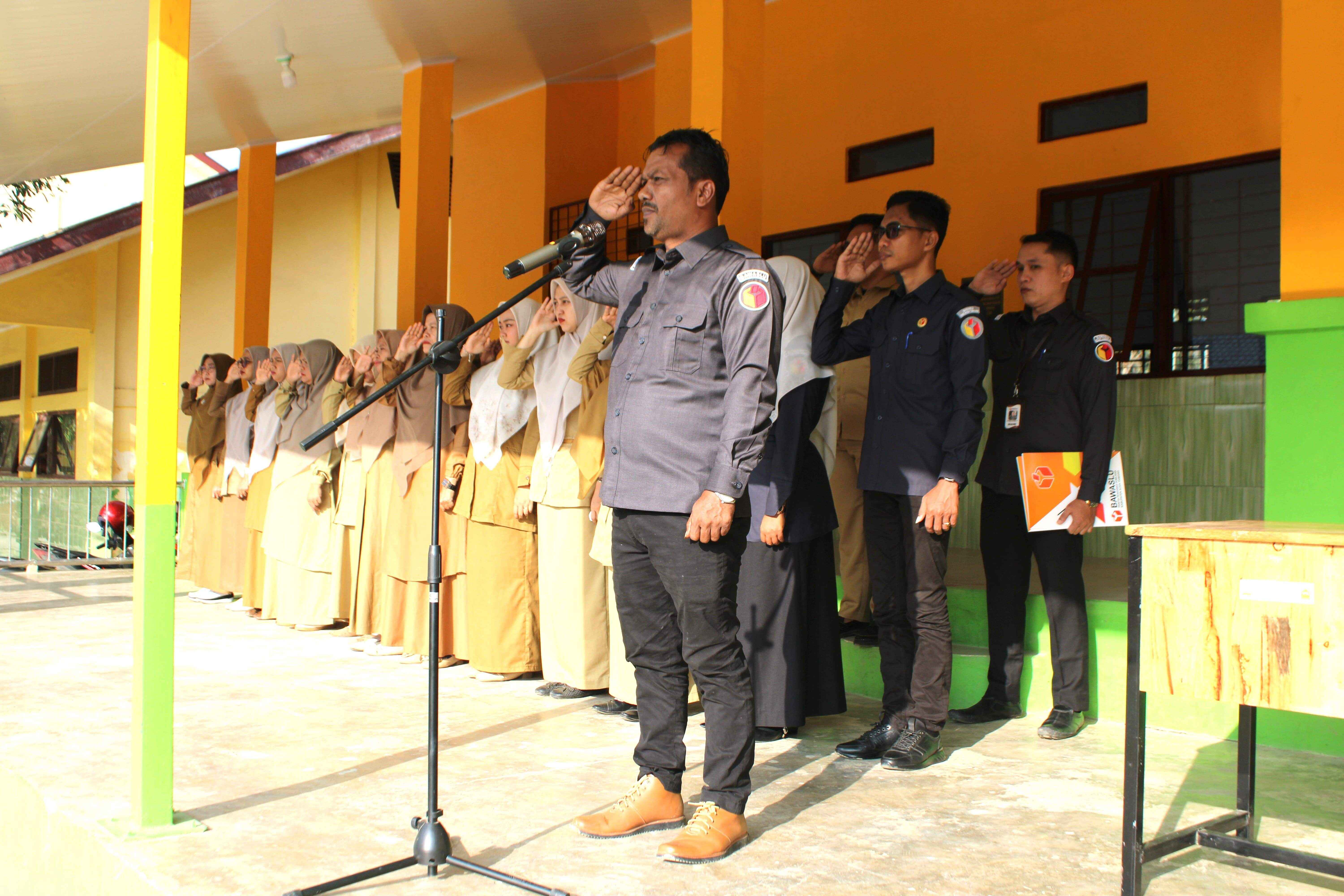 Ketua Bawaslu Aceh Tamiang pada saat Menjadi Pembina Upacara