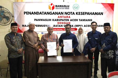 Penandatangan MoU antara Bawaslu dengan MPU Aceh Tamiang