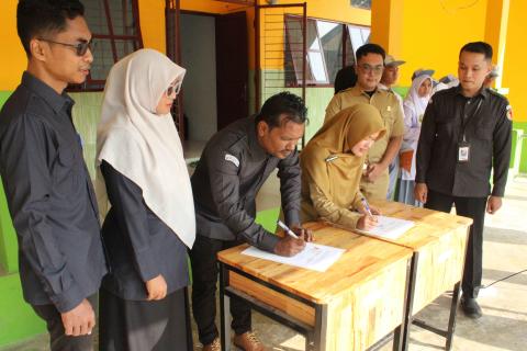 Penandatanganan MoU Bawaslu dan SMA 1 karang Baru