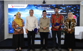Anggota Bawaslu Fuadi foto bersama pada kegiatan FGD