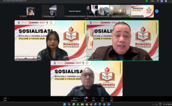 Anggota Bawaslu pada saat membuka kegiatan sosialisasi