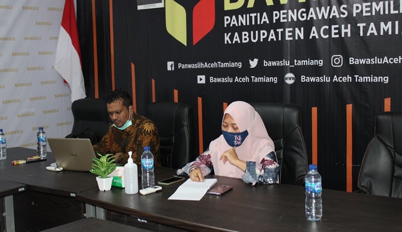 Koordinator Divisi SDM,Organisasi dan Datin serta Koodinator Sekretariat Panwaslih Kabupaten Aceh Tamiang mengikuti Raker PPID Via Zoom
