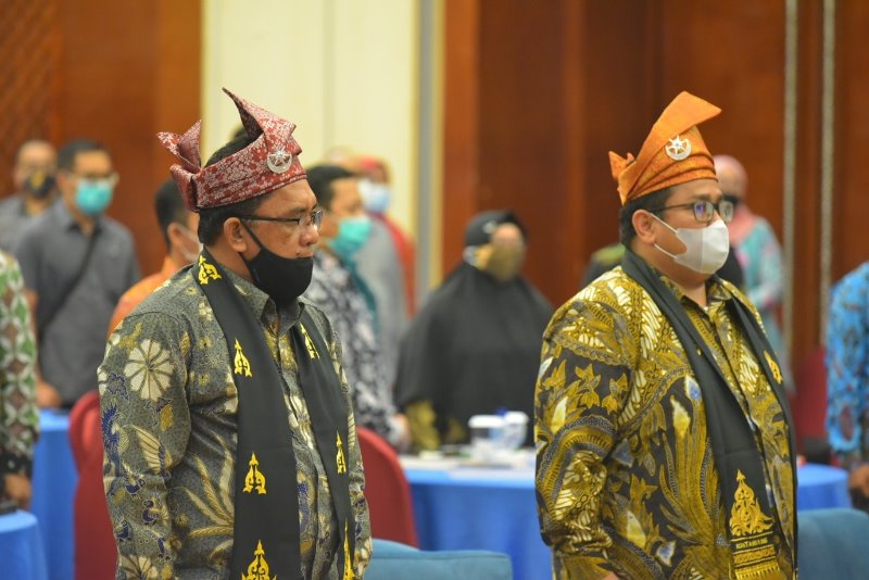 Pimpinan Bawaslu RI Pakai Tanjak Melayu Tamiang 