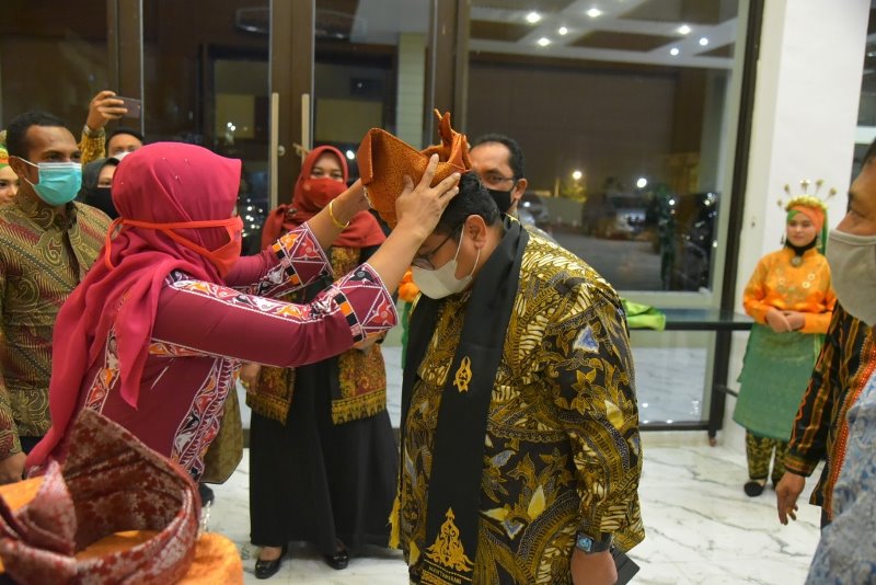 Ketua Panwaslih Aceh, Faizah, SP memakaikan Tanjak/Tengkulok Melayu Tamiang kepada Pimpinan Bawaslu RI 