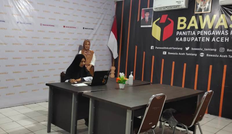 Korsek Panwaslih Aceh Tamiang, Siti Amini, SE mengawasi ujian staf Evaluasi Nasional Berbasis Online