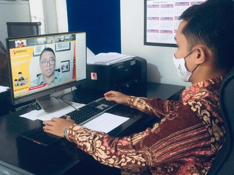 Staf Divisi Pengawasan, Humas dan Hubal  Panwaslih Kab Aceh Tamiang mengikuti  Rakornas Pengawasan Secara Daring