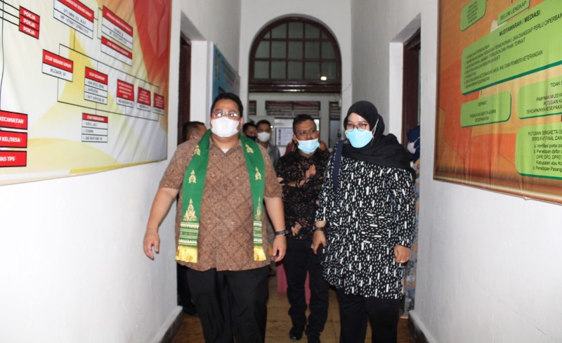 Kunjungan : Bapak Rahmat Bagja, SH, LL.M anggota Badan Pengawas Pemilu (Bawaslu) Republik Indonesia saat berkunjung ke kantor Bawaslu Kabupaten Aceh Tamiang, Jumat 25 Juni 2021 