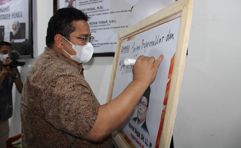 Pesan : Bapak Rahmat Bagja, SH, LL.M anggota Badan Pengawas Pemilu (Bawaslu) Republik Indonesia, menuliskan pesan penting saat berkunjung ke kantor Bawaslu Kabupaten Aceh Tamiang, Jumat 25 Juni 2021.