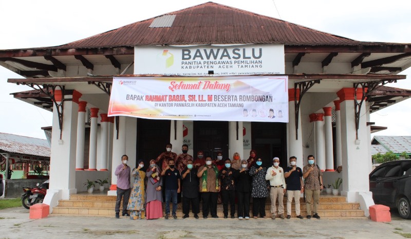  Foto Bersama : Komisioner Panwaslih Kab Aceh Tamiang beserta jajaran melakukan foto bersama dengan Bapak Rahmat Bagja, SH, LL.M anggota Badan Pengawas Pemilu (Bawaslu) Republik Indonesia, Komisioner Panwaslih Aceh, saat berkunjung ke kantor Bawaslu Kabupaten Aceh Tamiang, Jumat 25 Juni 2021. 