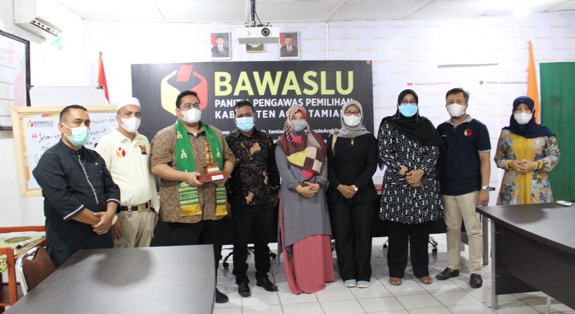  Foto Bersama : Komisioner Panwaslih Kab Aceh Tamiang beserta jajaran melakukan foto bersama dengan Bapak Rahmat Bagja, SH, LL.M anggota Badan Pengawas Pemilu (Bawaslu) Republik Indonesia, dan Komisioner Panwaslih Aceh, saat berkunjung ke kantor Bawaslu Kabupaten Aceh Tamiang, Jumat 25 Juni 2021. 